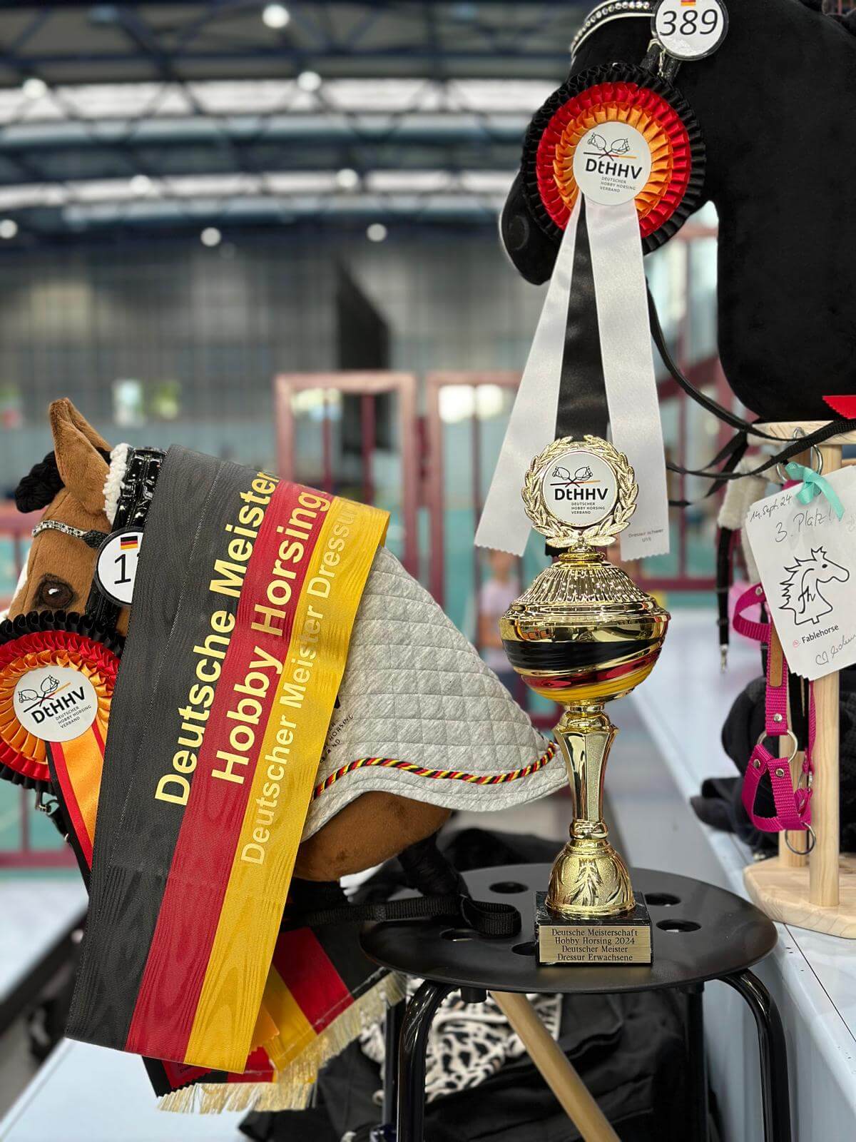 Hobby Horses présentés avec des rubans de championnat allemand, des rosettes et un trophée en or