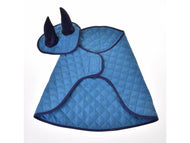 Ensemble Thermo Ciel de Hobby Horse LarDen avec costume ou cape bleue matelassée à bordure bleu foncé et deux cornes dressées sur une pièce de tête arrondie, inspiré d'un bonnet d'oreilles pour Hobby Horse pour une protection élégante contre les insectes.
