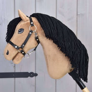 Hobby Horse Samantha avec licol noir de Hobby Horse LarDen, avec visage fauve, crinière noire en fil, détails cousus et licol noir, présenté sur un fond en bois clair.