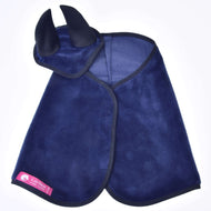 Ensemble Bleu Foncé (bonnet d'oreille + couverture) de Hobby Horse LarDen, comprenant un bonnet d’oreilles en polaire bleu foncé avec deux oreilles noires pointues et une couverture assortie. Une étiquette rose Lamben se trouve dans le coin inférieur gauche.