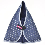 Couverture d'écurie Étoile de Hobby Horse LarDen, manteau pour animal bleu à motif étoilé avec bordure gris clair rappelant une couverture pour cheval, présenté à plat et ouvert sur fond blanc. Une étiquette rose et une boucle noire sont visibles près du centre.