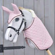 Ensemble couverture matelassée et bonnet d’oreilles rose porté par un Hobby Horse gris