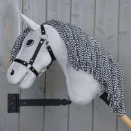 Hobby Horse César avec licol noir de Hobby Horse LarDen, avec tête grise en peluche, crinière en fil noir et blanc, licol noir et grands yeux style dessin animé sur un bâton en bois, parfait pour le jeu imaginatif.