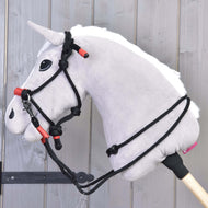 Tête de Hobby Horse en peluche grise avec bride noire, accents rouges et Ensemble de cordes Spark de Hobby Horse LarDen, fixée à un bâton en bois, sur fond de panneaux en bois clair.
