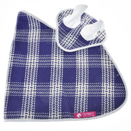 Ensemble Cube Bleu de Hobby Horse LarDen avec serviettes à carreaux bleu et blanc, l'une avec ronds de serviette, l'autre à plat avec une étiquette rose LarDen, idéales pour ajouter du charme à votre table ou à assortir avec des ensembles de couvertures pour les pique-niques.