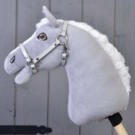 Licol - similicuir gris clair de LarDen sur un Hobby Horse gris en peluche à crinière blanche duveteuse, mur en bois gris