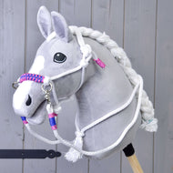 Hobby Horse gris en peluche avec le licol en corde blanche à muserolle tressée rose et bleue et les rênes blanches assorties