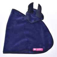 Ensemble Bleu Foncé (bonnet d'oreille + couverture) de Hobby Horse LarDen, comprenant un bonnet d’oreilles bleu foncé avec bordure noire, étiquette rose avec texte blanc et logo cheval, ainsi que deux couvre-oreilles, un ajout élégant à tout ensemble, présenté sur fond blanc.