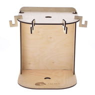 Petite écurie pour Hobby Horse de Hobby Horse LarDen, support en bois à assembler à plat avec languettes emboîtables, découpes et logo LarDen gravé au laser, idéale pour exposer votre Hobby Horse préféré en contreplaqué.