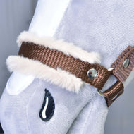 Gros plan sur le Licol marron avec fourrure de Hobby Horse LarDen, accessoire pour Hobby Horse en peluche gris clair avec licol marron, bordure en fausse fourrure blanche, rivets métalliques et détail noir cousu en forme de goutte.