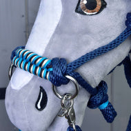 Gros plan sur une peluche Hobby Horse LarDen portant l'Ensemble de corde marine, un licol tressé bleu et blanc avec longe assortie. Des coutures détaillées dessinent l'œil et le nez, tandis que des rênes ajoutent une touche authentique.