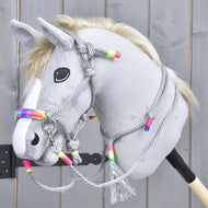 Hobby Horse gris avec liste blanche, nez noir et crinière blonde portant l’ensemble de cordes Manhattan de Hobby Horse LarDen, avec licol en corde grise et rênes à perles colorées, présenté sur fond en bois.