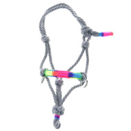 Licou en corde Manhattan de Hobby Horse LarDen, licou en corde gris avec plusieurs nœuds, anneaux métalliques et accents en fil arc-en-ciel vif, accessoire pour Hobby Horse présenté sur fond blanc.