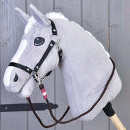 Hobby Horse gris en peluche avec licol noir et rênes en corde York marron foncé gainées de rose et bordeaux