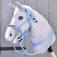 Ensemble de cordes Malibu, Hobby Horse en peluche avec fourrure grise, crinière blanche et liste blanche, portant un licou en corde bleu avec accents noirs et blancs et des rênes assorties, monté sur un bâton en bois sur fond en bois gris.