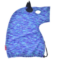 Combinaison de protection Hobby Horse Mer (Lycra) de Hobby Horse LarDen, housse lavable bleue et violette en forme de tête de cheval, avec corne noire, oreille, ouverture pour le visage et cordon de serrage en bas pour un maintien sûr.