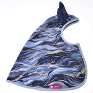 Imperméable Galaxie Cobalt de Hobby Horse LarDen, avec un motif marbré bleu, noir et argent, un couvre-oreilles bleu marine et un liseré gris clair, conçu pour protéger la tête et l’encolure de votre Hobby Horse. Présenté à plat sur fond blanc.