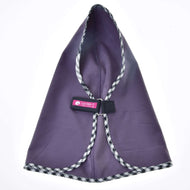 Couverture d’écurie Dahlia de Hobby Horse LarDen, vêtement violet à capuche avec bordure à carreaux noir et blanc et étiquette rose Cat-Den sur le devant, au style de couverture pour Hobby Horse et présentée à plat sur fond blanc.