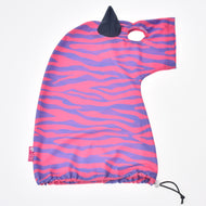 Combinaison de protection pour Hobby Horse Fancy en lycra rose et violet avec ouverture pour l’œil et bord inférieur réglable