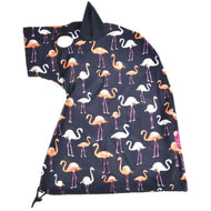 Combinaison de protection en lycra Flamant Rose de Hobby Horse LarDen, cape ou couverture à capuche bleu marine avec flamants roses blancs et orange, tissu en lycra doux, petit détail d'oreille sur la capuche et cordon de serrage réglable en bas.
