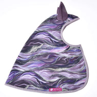 Imperméable Galaxy Space pour Hobby Horse à plat sur fond blanc, vagues marbrées violettes pailletées d’argent, oreilles prune et étiquette LarDen
