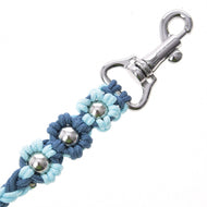 Gros plan sur la Hobby Horse - Corde de Conduite Bloom Bleu de Hobby Horse LarDen, avec matière tressée bleue, décorations métalliques en forme de fleur et mousqueton argenté brillant, idéale pour un équipement de qualité pour Hobby Horse.