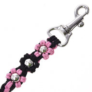 Gros plan sur la Hobby Horse - Corde de Conduite Bloom Rose de Hobby Horse LarDen, laisse noire avec accents floraux roses et clous argentés, finie par un mousqueton métallique brillant, idéale pour mener ou longer votre Hobby Horse avec style.