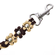 Gros plan sur la Hobby Horse - Corde de Conduite Bloom Marron de Hobby Horse LarDen, tressée en beige et marron avec perles argentées et mousqueton métallique brillant, idéale pour mener ou longer votre Hobby Horse.