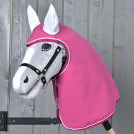 Imperméable LarDen de Hobby Horse LarDen, un Hobby Horse gris avec bride noire et capuche rose imperméable, présenté devant un mur en bois.