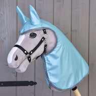 Hobby Horse gris avec licol noir portant l’imperméable brillant Light Blue avec oreilles et bordure pailletée arc-en-ciel