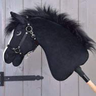 Hobby Horse Loki avec licol noir de Hobby Horse LarDen, avec design noir en peluche de type Welsh Cob, marques blanches sur le nez, monté sur un bâton en bois, parfait pour le dressage ou le jeu imaginatif.