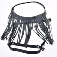 Licol noir avec franges grises de Hobby Horse LarDen, avec longues franges fines et détails perlés sur la têtière, ajoutant du style à toute collection. Présenté sur fond blanc.