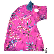 Combinaison de protection pour Hobby Horse Rose Beauté (Lycra) de Hobby Horse LarDen, protection florale rose vif pour Hobby Horse, en forme de tête de cheval avec oreilles bleues, ouverture ronde pour le visage et bas à cordon de serrage.
