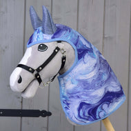 The Hobby Horse LarDen "Raincoat Galaxy Blue" features a plush horse with a black bridle and a blue, purple, and white marbled-pattern hood, displayed against a wooden gray wall background.