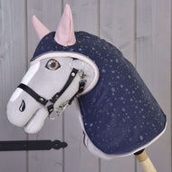 Imperméable Pinkie Bleu (softshell) de Hobby Horse LarDen avec Hobby Horse gris et blanc, oreilles roses, manteau bleu marine à motif pluie et bride noire, idéal pour jouer par tous les temps, présenté devant un lambris en bois clair.