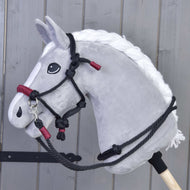 Ensemble de cordes Marron bordeaux de Hobby Horse LarDen présenté devant un mur en bois gris, avec des cordes de couleur bordeaux conçues pour Hobby Horse.