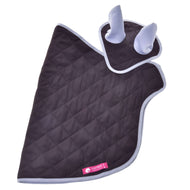 Ensemble Violet de Hobby Horse LarDen, manique de four matelassée noire et grise en forme de patte avec deux doigts blancs rembourrés et étiquette rose sur le bord, inspirée des couvertures douillettes pour Hobby Horse pour le confort et le style.