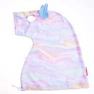 Combinaison de protection Hobby Horse Arc-en-ciel (Lycra) de Hobby Horse LarDen, capuche licorne pastel tie-dye avec corne bleue douce, oreille, ouverture pour l'œil et cordon de serrage en bas, présentée à plat sur fond blanc.