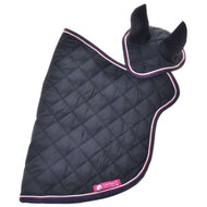 Ensemble Royal de Hobby Horse LarDen, couverture noire matelassée à motif losanges avec bordures rose et blanche, protège-oreilles dressés et étiquette rose en bas — alliant style et fonctionnalité pour votre cheval.