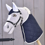 Ensemble Thermo Bleu de Hobby Horse LarDen avec tête de Hobby Horse en peluche, oreilles blanches, harnais et couverture bleu marine matelassée, idéal comme charmant accent de décoration cheval.