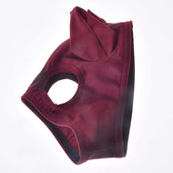 Le masque de cheval Rouge Étable de Hobby Horse LarDen présente une ouverture pour oreille et une partie supérieure pointue, sur fond blanc.
