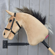 Hobby Horse Caramel avec licol noir de Hobby Horse LarDen, avec visage beige, crinière noire et monté sur un bâton en bois, idéal pour les fans des styles cheval de course et Warmblood anglais.