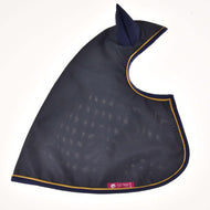 Bonnet d’oreilles en maille foncée élégant de Hobby Horse LarDen avec bordure bleu marine, finition dorée, deux oreilles en tissu et étiquette rose. Il s’associe parfaitement à l’Imperméable Sorcière ou à tout autre accessoire Hobby Horse LarDen.