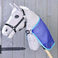 Hobby Horse LarDen gris avec bride noire et crinière blanche portant une cape couverture anti-mouches bleue. Le cheval présente des yeux de style dessin animé et est placé devant un mur en bois.
