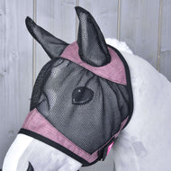 Cheval blanc portant le Masque anti-mouches De Luxe Rose de Hobby Horse LarDen, un masque en maille lavable noir et rose couvrant les oreilles et le visage, devant un fond en bois gris clair.