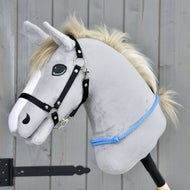 Cordéo Ciel de Hobby Horse LarDen, Hobby Horse en peluche gris avec crinière blanche, bride noire et corde bleue, conçu pour être monté avec ou sans bride. Il se tient devant un fond en bois et affiche une expression amicale.