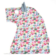 Combinaison de protection pour Hobby Horse LarDen Étoile (Lycra) de Hobby Horse LarDen, protection à capuche en forme de licorne avec motif floral, oreille et corne grises, feuilles rose vif, vertes et bleues ; sert aussi de housse lavable pour Hobby Horse pour une utilisation polyvalente.