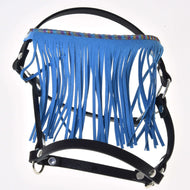 Licol noir avec franges bleues de Hobby Horse LarDen, accessoire en cuir pour Hobby Horse avec bande multicolore sur le dessus, présenté sur fond blanc.