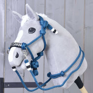 Ensemble de cordes Échecs de Hobby Horse LarDen, présenté sur un Hobby Horse en peluche avec visage gris, liste blanche, et rênes de licol cordeo bleues avec accents noirs et blancs, sur fond de mur en bois.