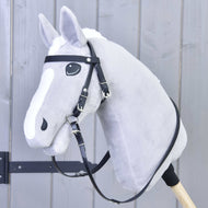 Hobby Horse gris en peluche avec liste blanche, portant la Bride complète sans muserolle Pure Noir de Hobby Horse LarDen, monté sur un bâton en bois et placé devant un fond en bois gris clair.